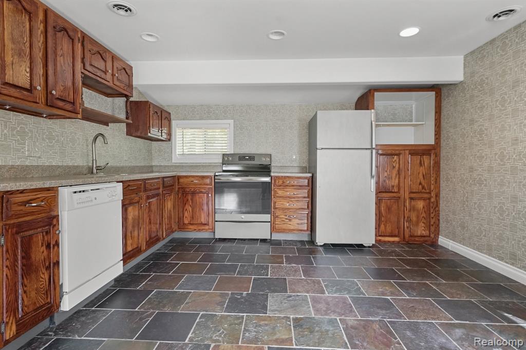 9106 Maple Road, Clay, MI 48001 — Photo 12