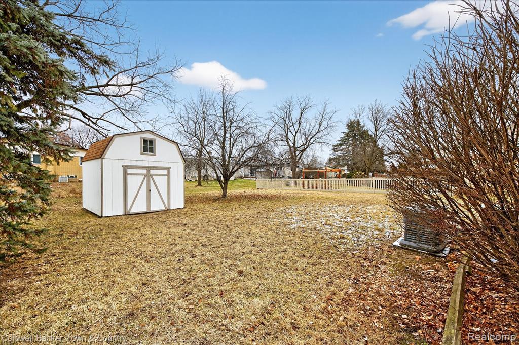 8895 Knolson Avenue, Livonia, MI 48150 — Photo 48