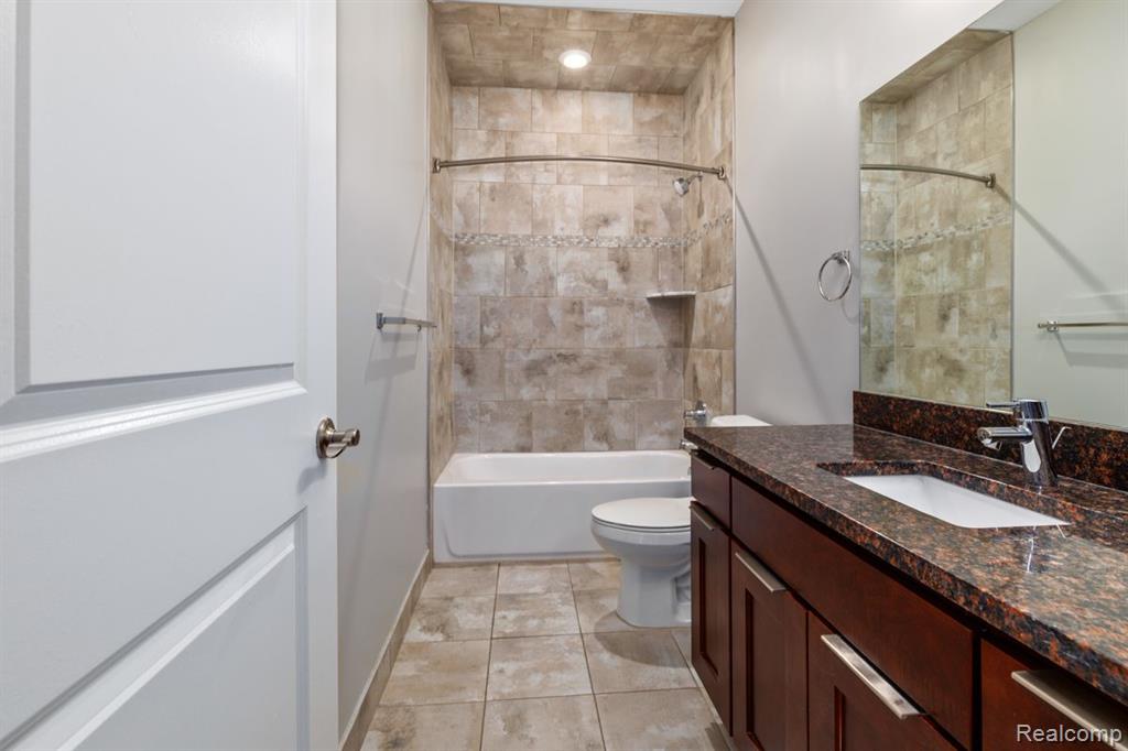 45732 UTICA PARK Boulevard, Utica, MI 48315 — Photo 10