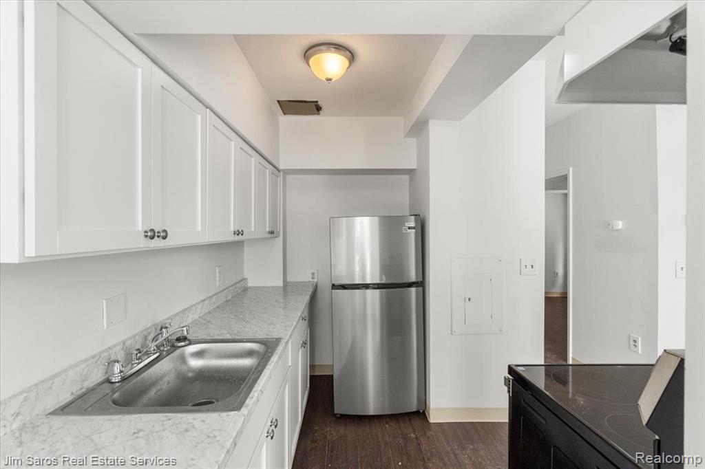 590 Parkview #101 Drive, Detroit, MI 48214 — Photo 12