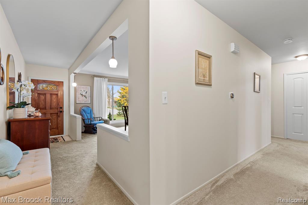 975 HUNTSFORD Drive, Troy, MI 48084 — Photo 4