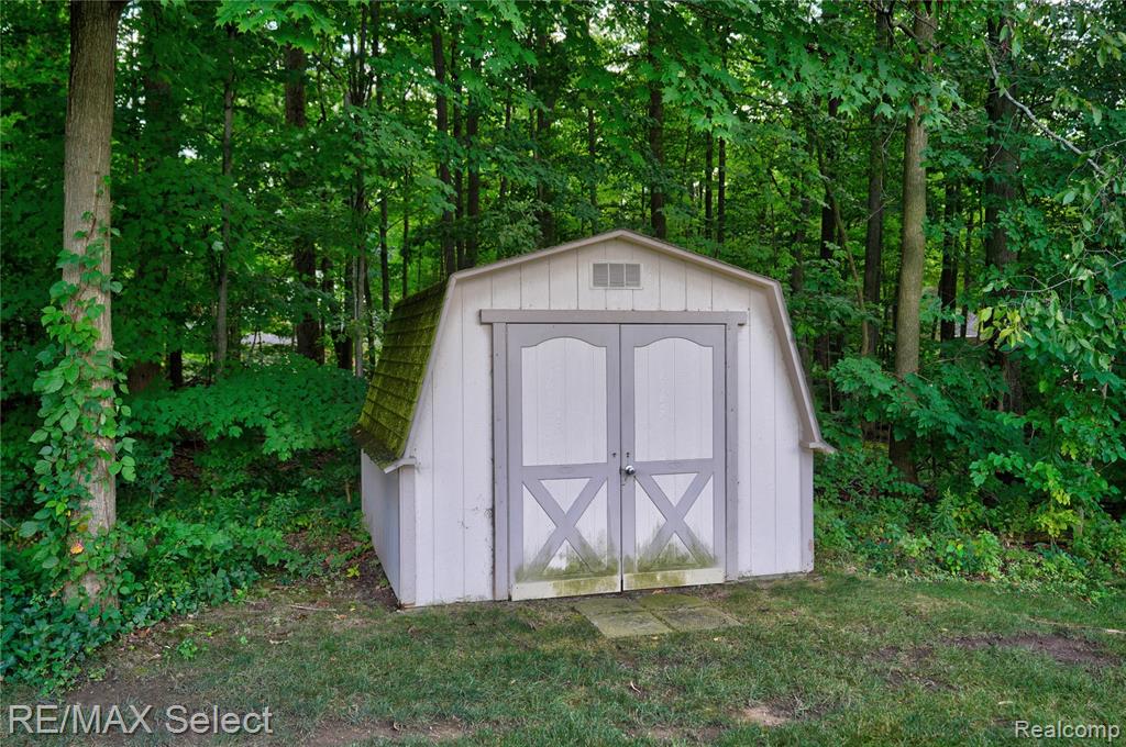 9267 Jill Marie Lane, Swartz Creek, MI 48473 — Photo 32