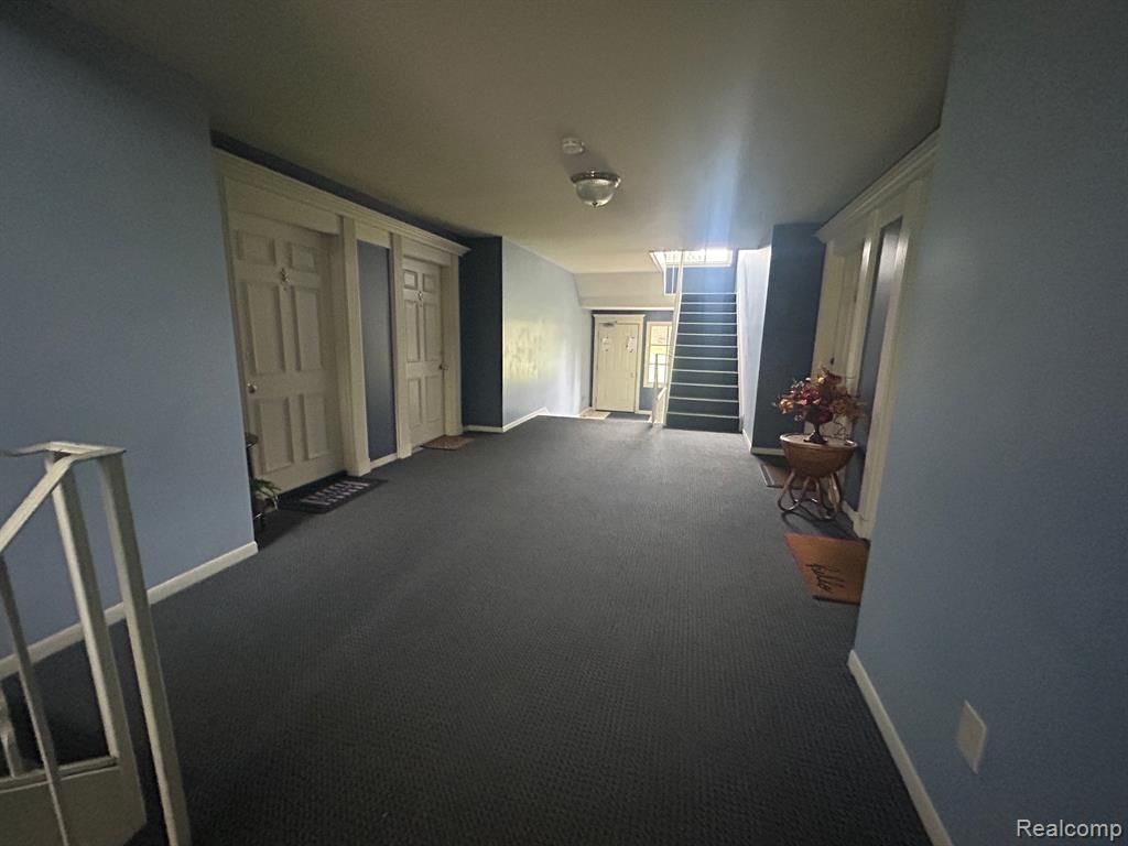 436 S FOX HILLS DR APT 5, Bloomfield Hills, MI 48304 — Photo 3