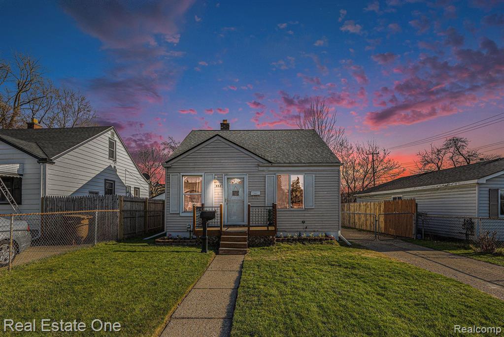 558 E TENNYSON Avenue, Pontiac, MI 48340 — Photo 2