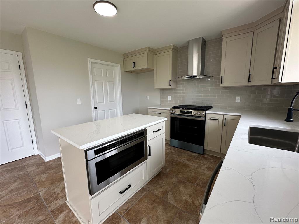 56602 Winding Creek Drive, Macomb, MI 48042 — Photo 9