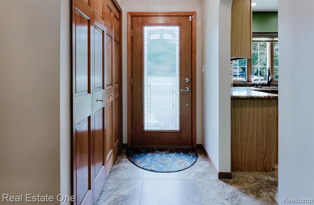 454 Lesdale Drive, Troy, MI 48085 — Photo 4