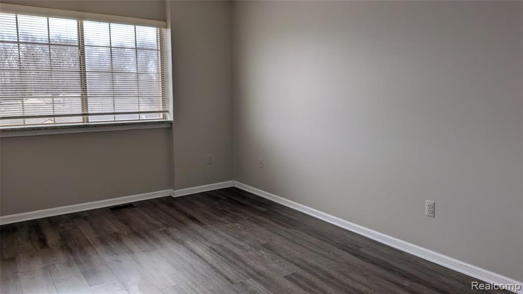 413 VILLAGE Drive, Walled Lake, MI 48390 — Photo 35