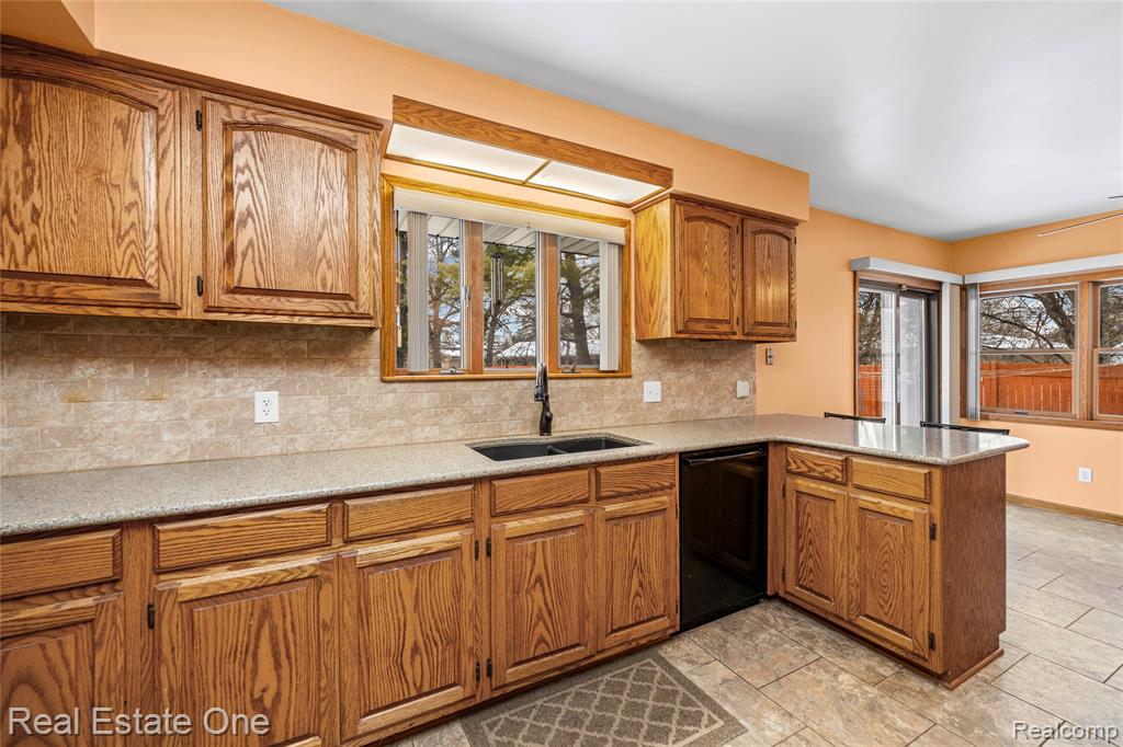 28615 Bloomfield Drive, Lathrup Village, MI 48076 — Photo 16