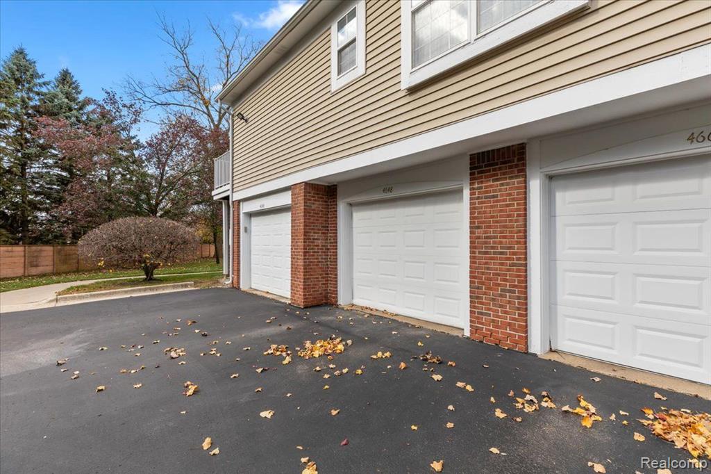 4648 BERKSHIRE Drive, Sterling Heights, MI 48314 — Photo 4