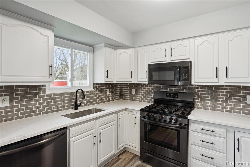 7107 FAIRGROVE Drive, Swartz Creek, MI 48473 — Photo 13
