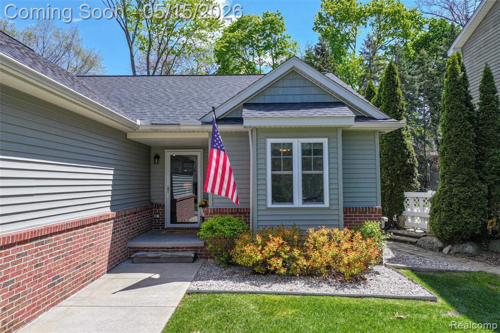 429 Grixdale Lane, Waterford, MI 48328 — Photo 2