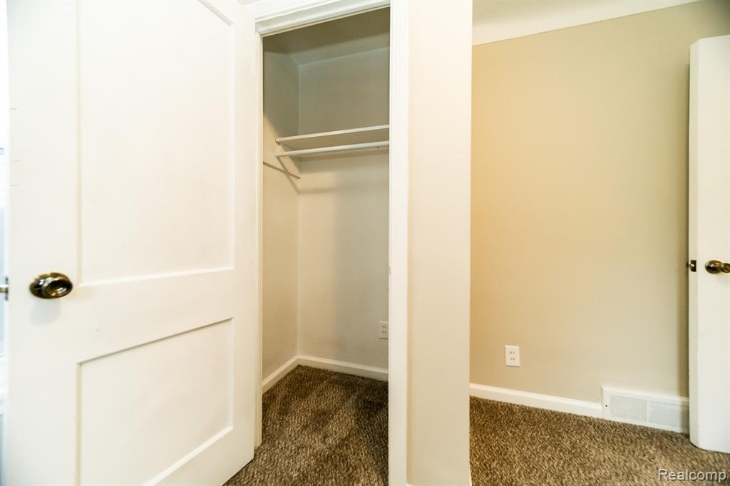 634 W HARWOOD Avenue, Madison Heights, MI 48071 — Photo 33