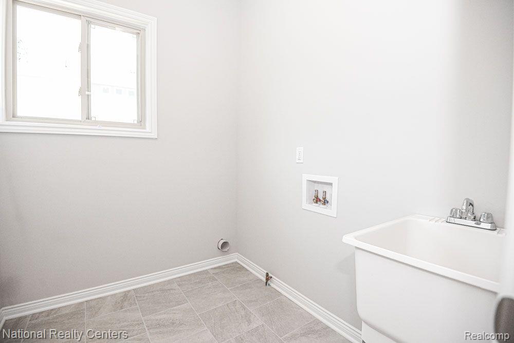 8374 Meadow Creek Drive, Goodrich Vlg, MI — Photo 27