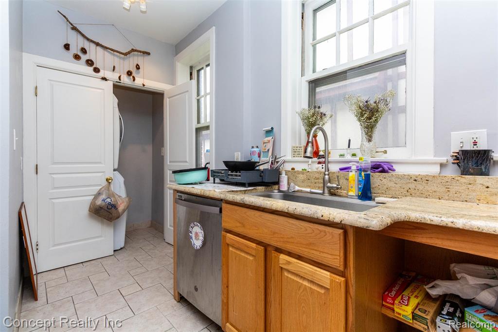 440 E FERRY Street, Detroit, MI 48202 — Photo 18