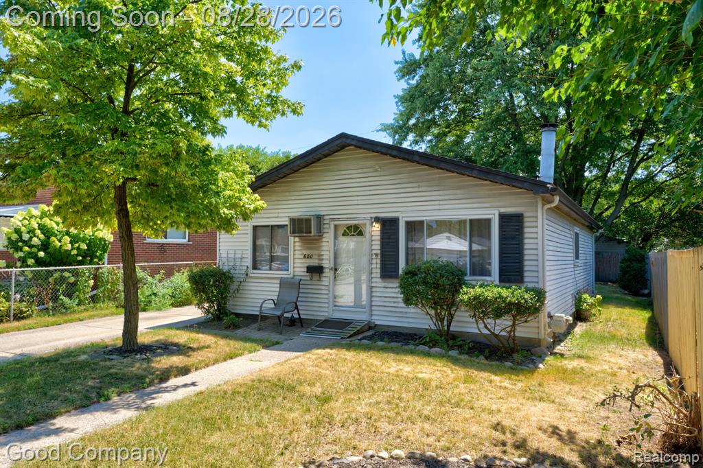 680 E Annabelle Avenue, Hazel Park, MI 48030