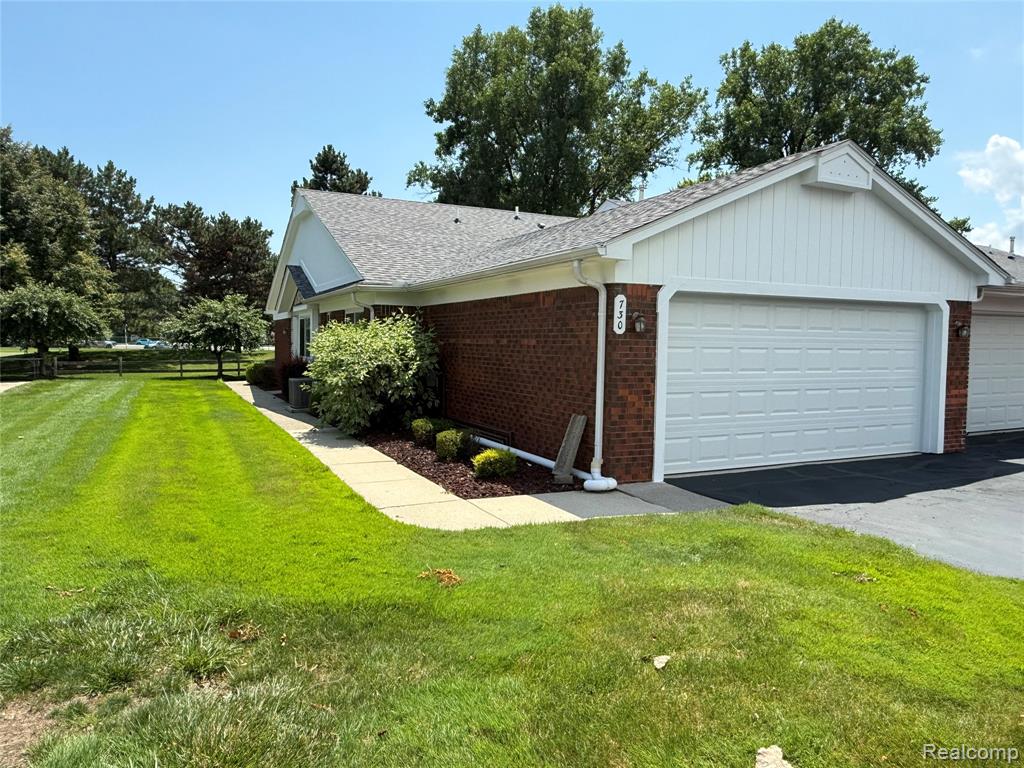 730 Country Club Dr Drive, 36, Saint Clair Shores, MI 48082 — Photo 2