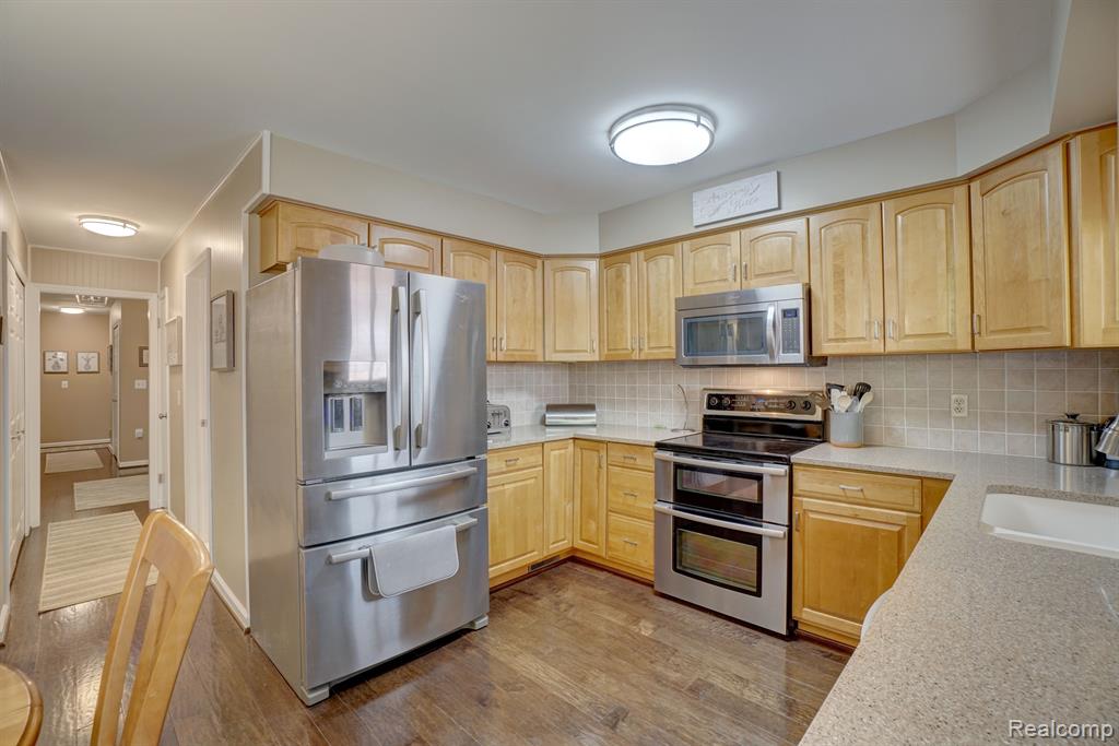 5760 LARKINS Drive, Troy, MI 48085 — Photo 10