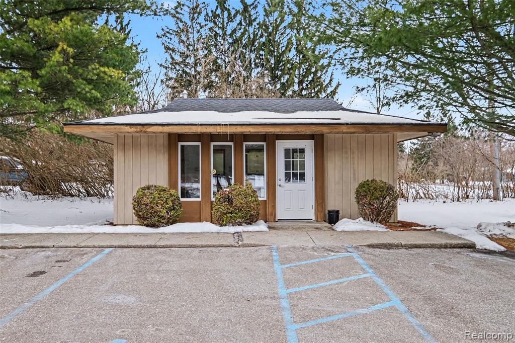 1011 S Graham Road, Flint, MI 48532