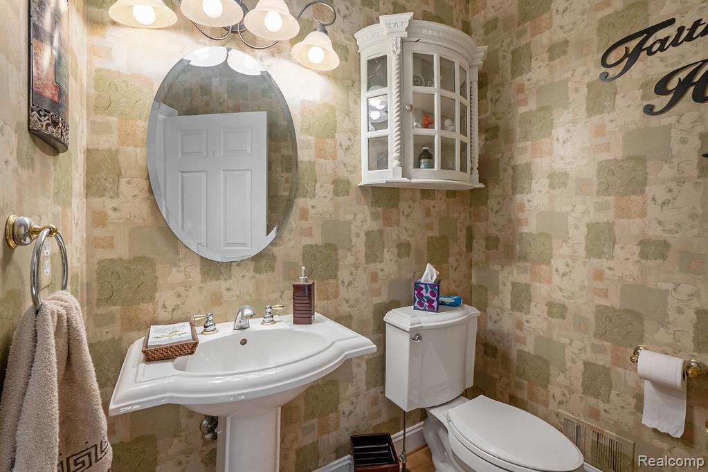 5479 Woodcreek Court, Clarkston, MI 48348 — Photo 16
