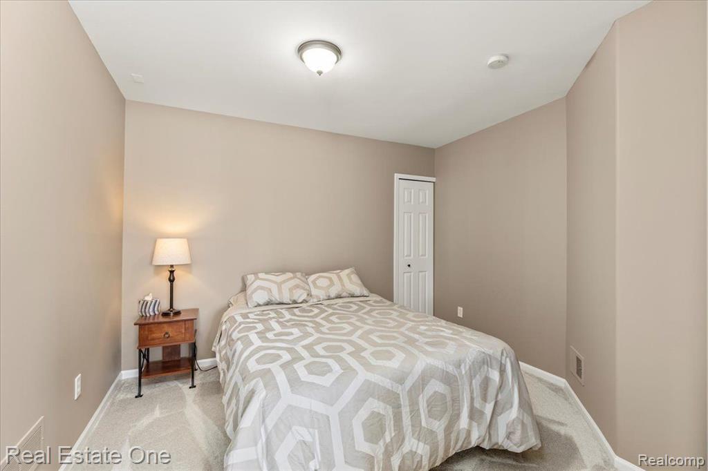 566 BAY POINTE Drive, Oxford, MI 48371 — Photo 55