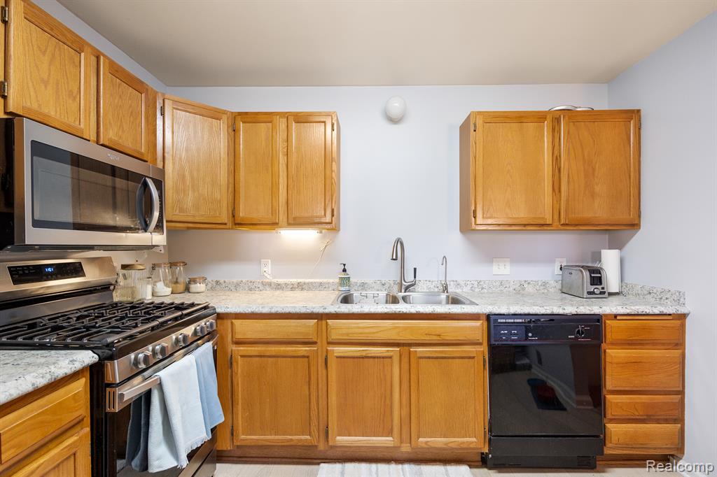 4933 OAK HILL Drive, Waterford, MI 48329 — Photo 15