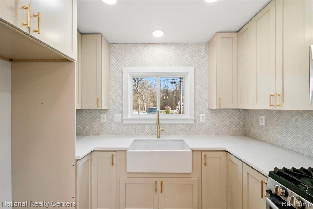 12123 Kirby Lane, South Lyon, MI 48178 — Photo 23