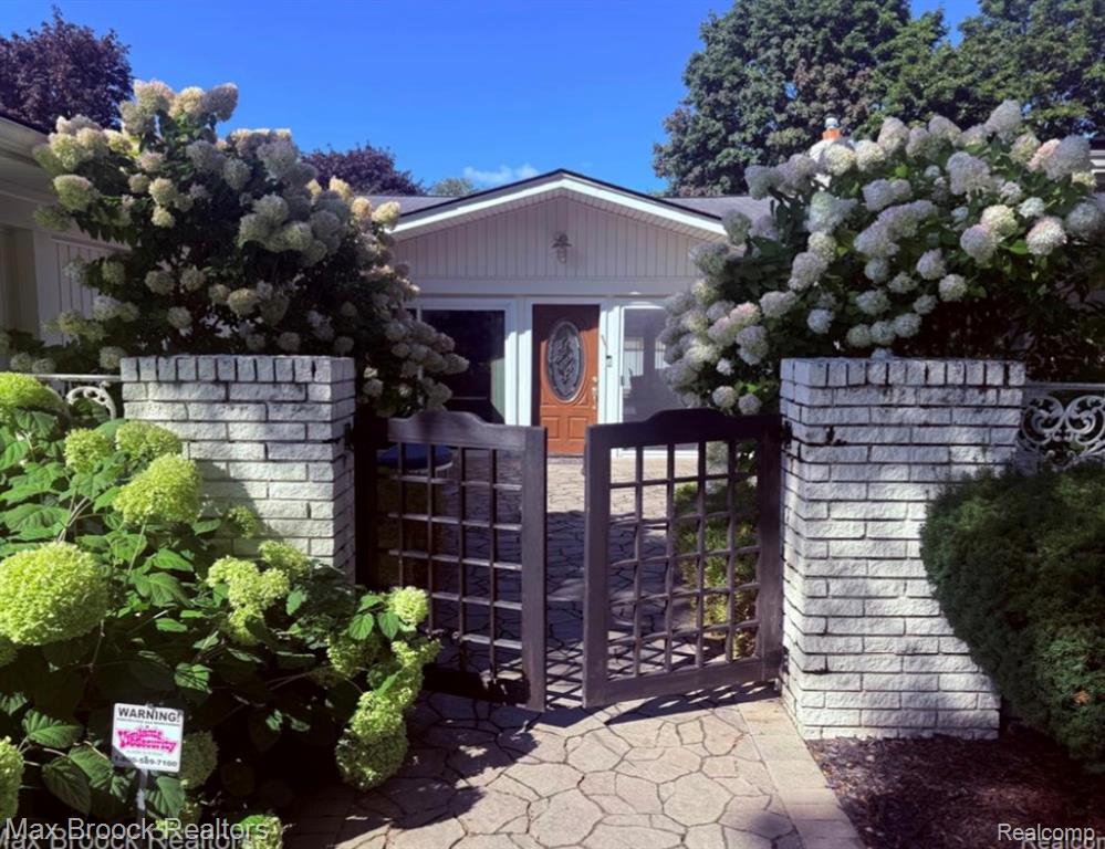 4784 S VALLEYVIEW Road, West Bloomfield, MI 48323