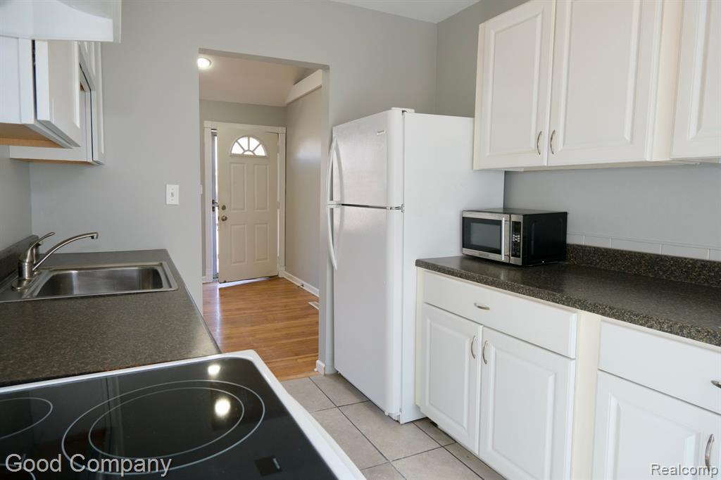 646 E DALLAS Avenue, Madison Heights, MI 48071 — Photo 13