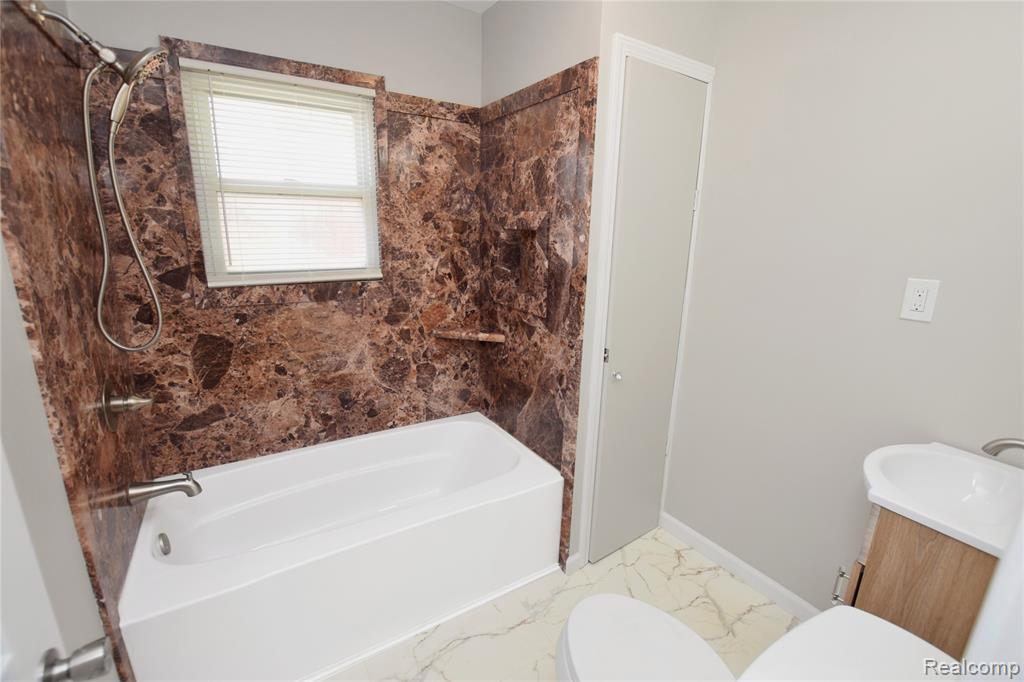 4047 Mitchell Drive, Flint, MI 48506 — Photo 15
