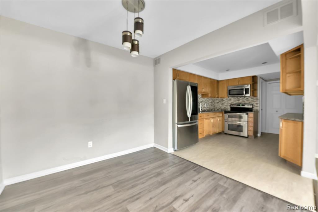 8232 KARAM Boulevard, 4, Warren, MI 48093 — Photo 6