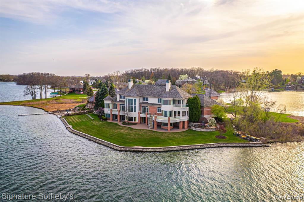 82 CHATEAUX DU LAC, Fenton, MI 48430