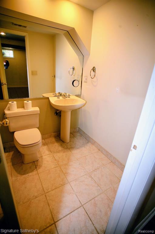 5800 Paramus, Clawson, MI — Photo 16