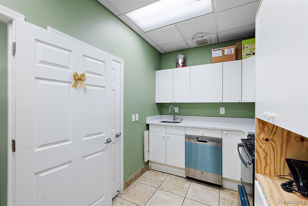 27241 SOUTHFIELD Road, Lathrup Village, MI 48076 — Photo 16