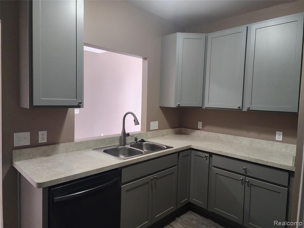 18106 Addington Drive, Commerce Twp, MI 48390 — Photo 10
