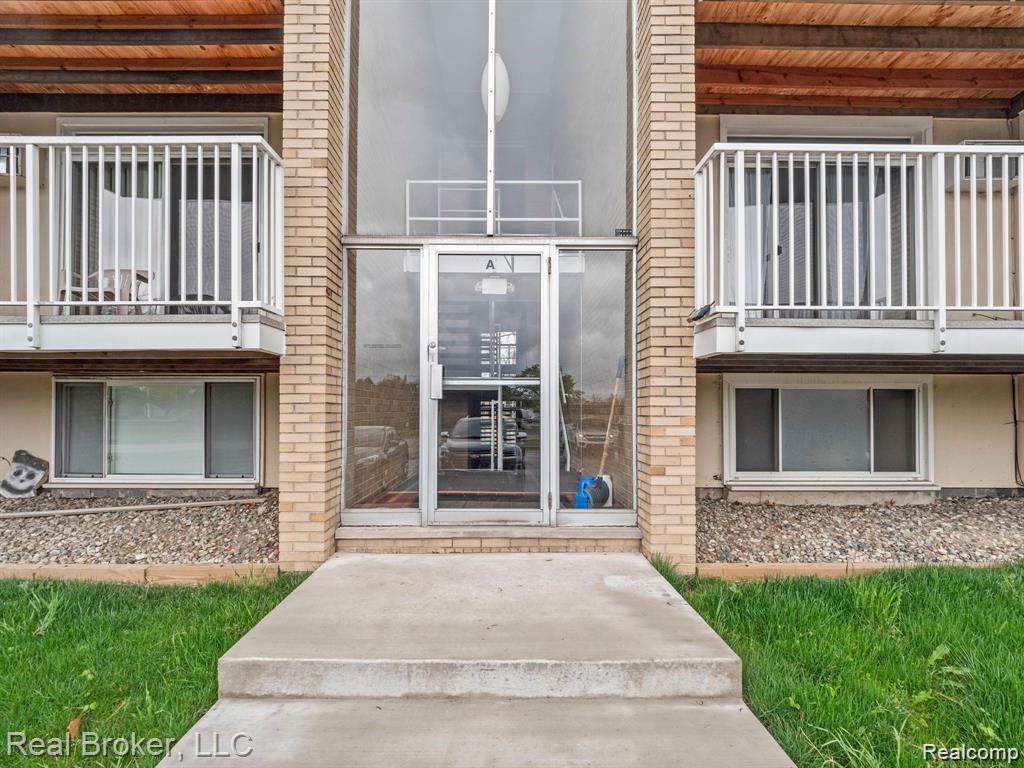 4905 Crooks Road, Royal Oak, MI 48073 — front exterior
