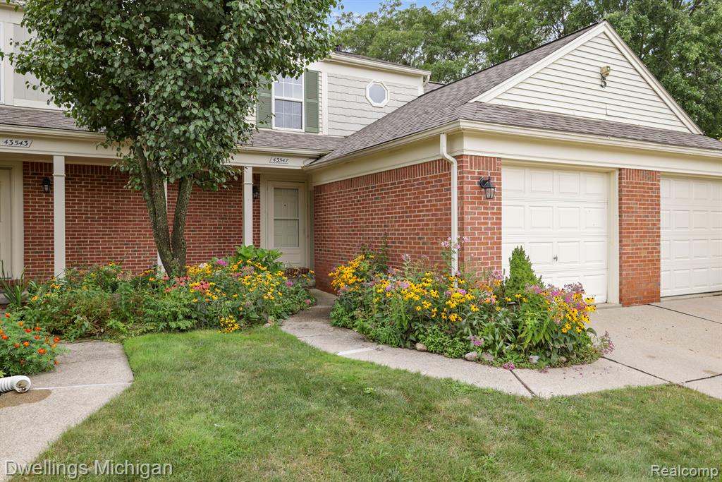 43547 YORKVILLE Drive, Canton, MI 48188 — Photo 15
