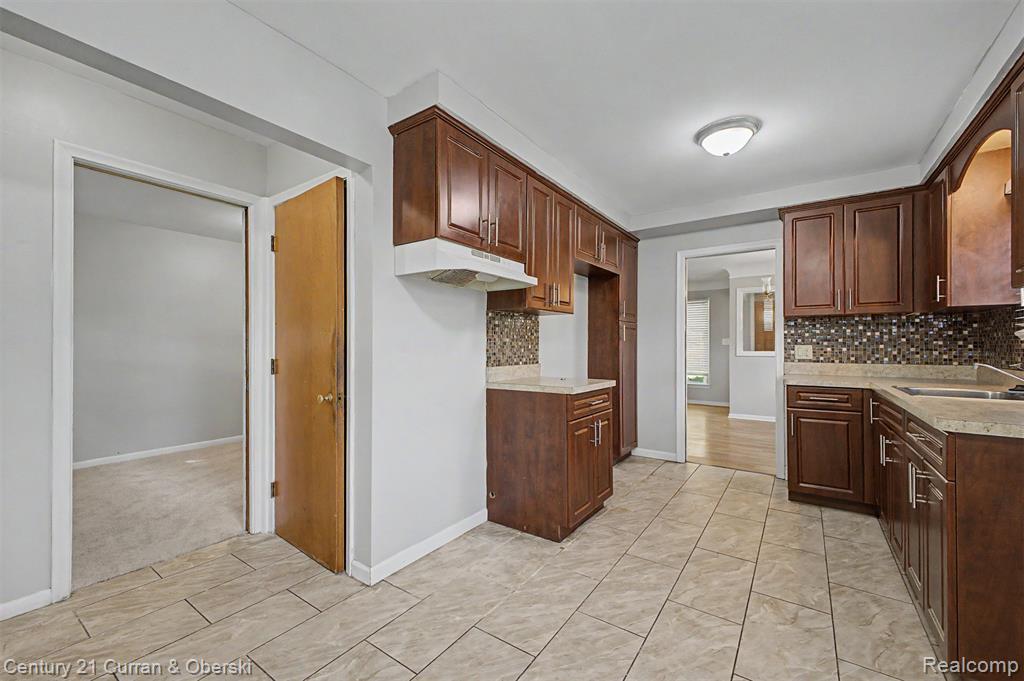 8212 GLENGARY Street, Dearborn Heights, MI 48127 — Photo 18