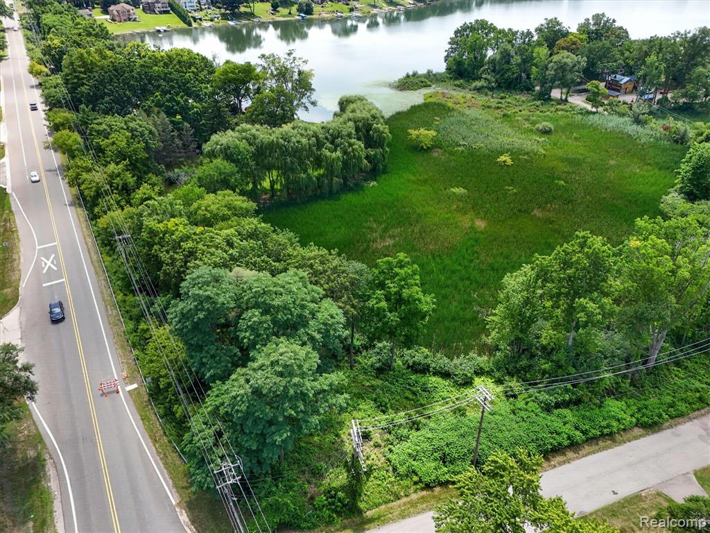 3039 McCormick Drive, Waterford, MI 48328