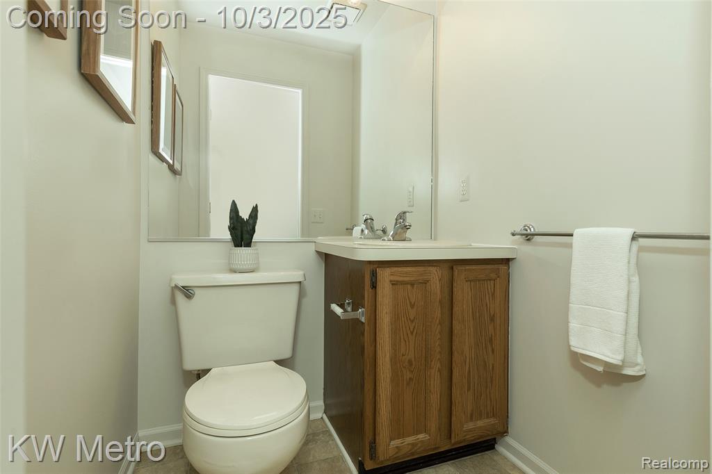 435 Thornridge Court, Rochester Hills, MI 48307 — Photo 22