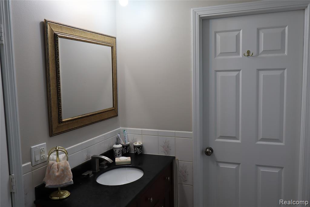 39552 Forbes Drive, Sterling Heights, MI 48310 — Photo 38