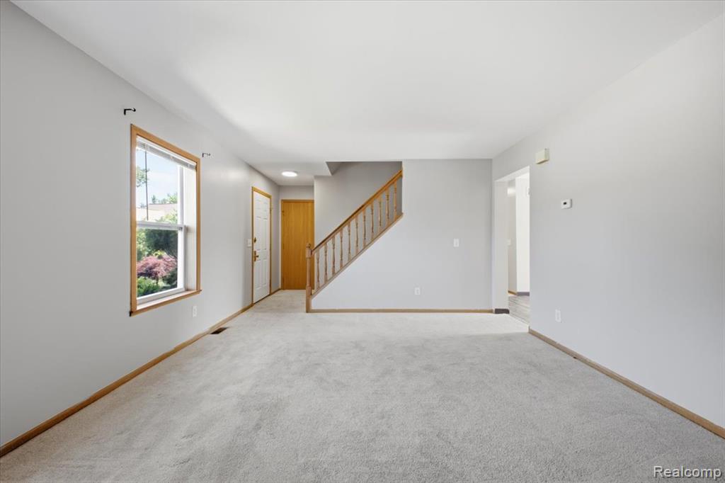 879 Barren Oaks Drive, Pontiac, MI 48341 — Photo 10