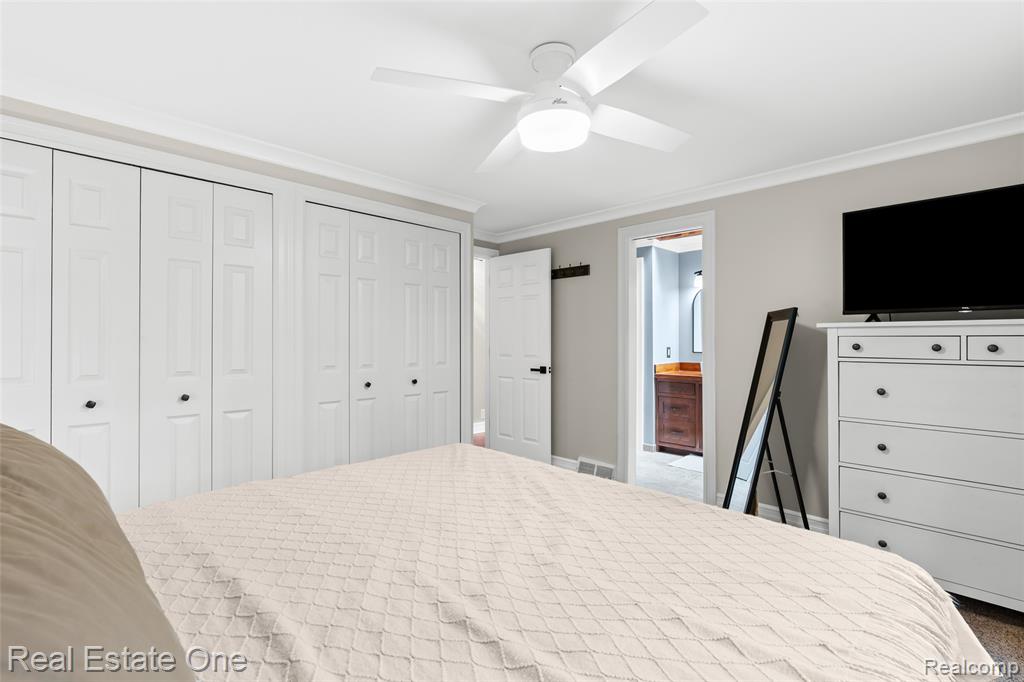 696 Estes Court, Waterford, MI 48327 — Photo 19