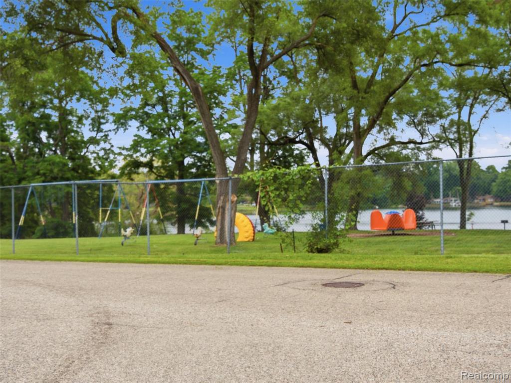 5565 Crescent Road, Waterford, MI 48327 — Photo 58