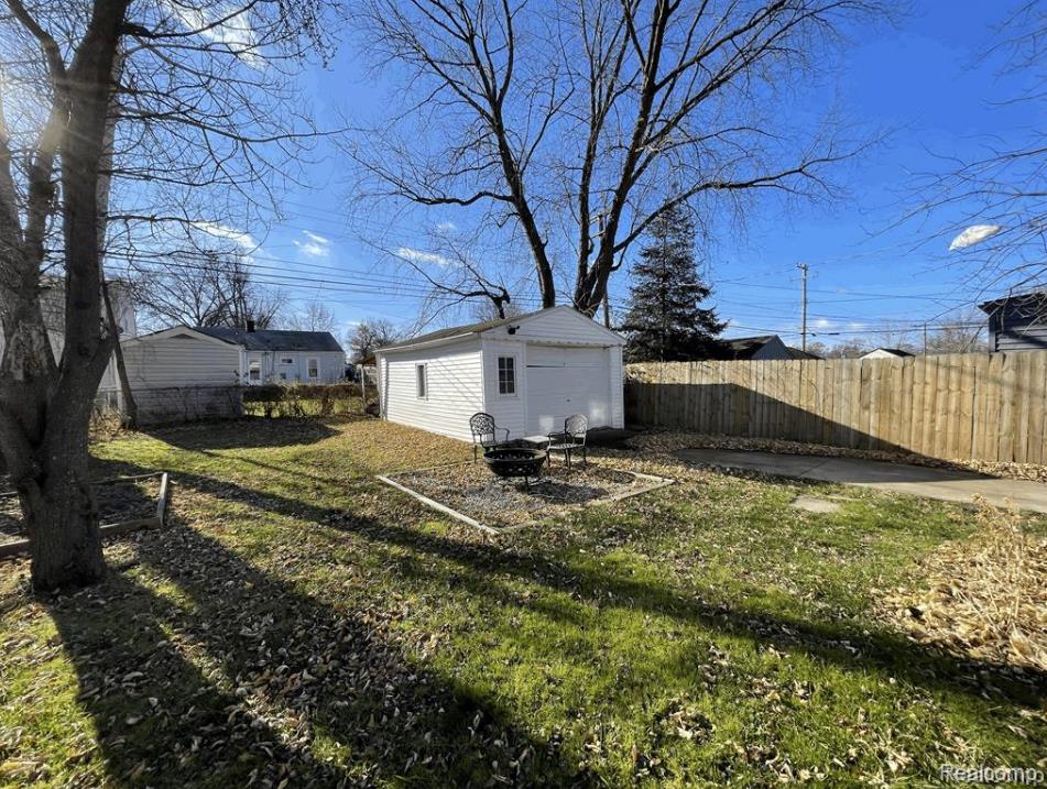 520 E KALAMA Avenue, Madison Heights, MI 48071 — Photo 14
