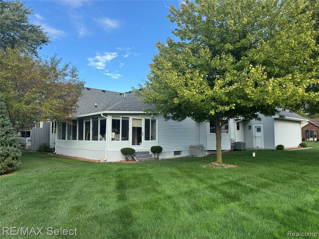 6060 Oak Creek Drive, Swartz Creek, MI 48473 — Photo 3