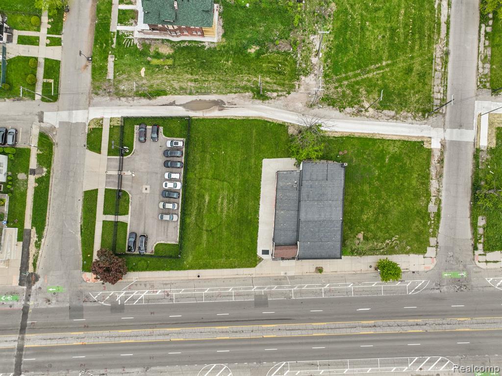 10829 E JEFFERSON Avenue, Detroit, MI 48214 — Photo 32