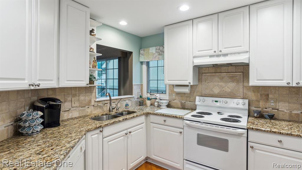 741 RED MAPLE Lane, Wixom, MI 48393 — Photo 5