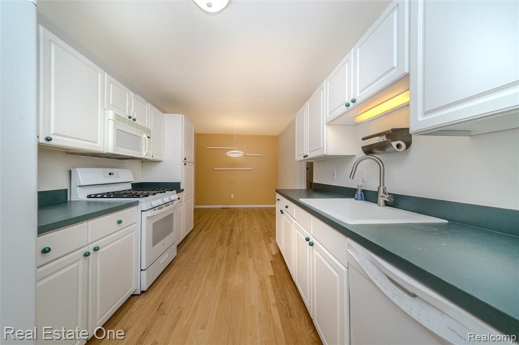 24099 Tana Court, Farmington, MI 48335 — Photo 25