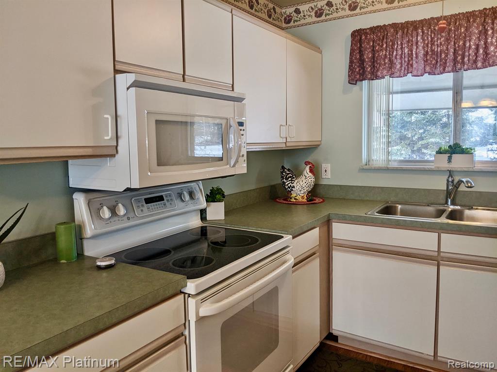 6010 Alan Drive, 30, Brighton, MI 48116 — Photo 12