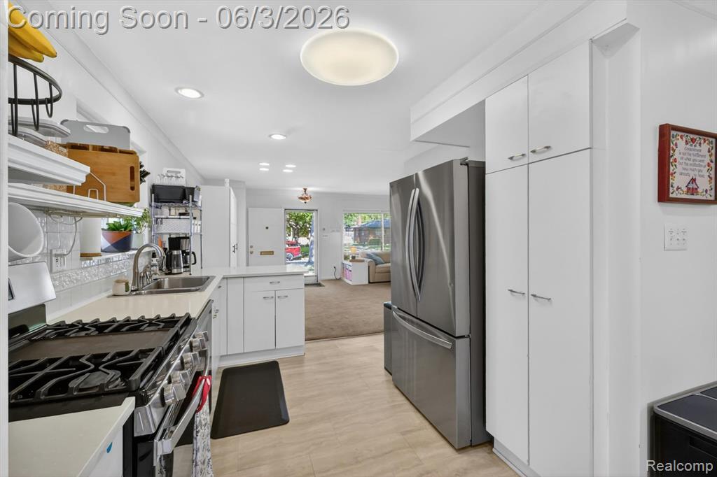 512 Redwood Drive, Troy, MI 48083 — Photo 14